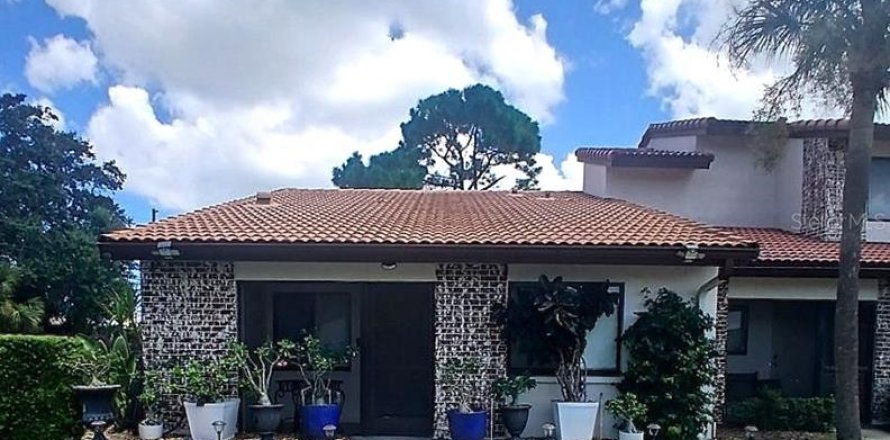 House in Largo, Florida 2 bedrooms, 100.8 sq.m. № 1856398