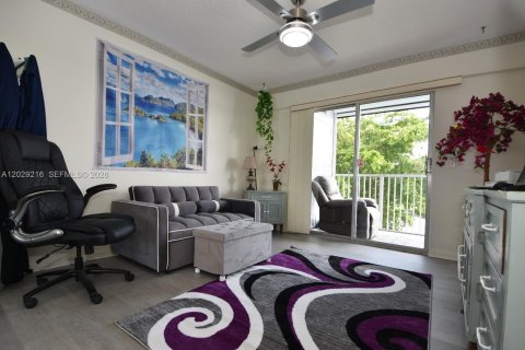 Copropriété à vendre à Pembroke Pines, Floride: 2 chambres, 86.68 m2 № 2077411 - photo 2