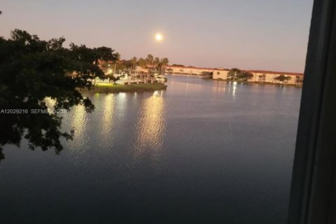 Copropriété à vendre à Pembroke Pines, Floride: 2 chambres, 86.68 m2 № 2077411 - photo 14