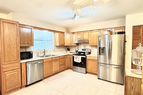 House in Palm Bay, Florida 3 bedrooms, 132.29 sq.m. № 1882787 - photo 10