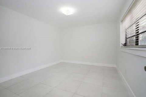 Townhouse in Miami, Florida 2 bedrooms, 98.2 sq.m. № 1952609 - photo 18