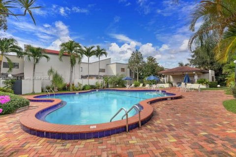 Townhouse in Miami, Florida 2 bedrooms, 98.2 sq.m. № 1952609 - photo 24