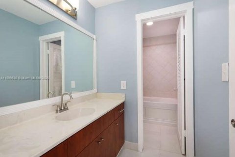 Townhouse in Miami, Florida 2 bedrooms, 98.2 sq.m. № 1952609 - photo 20