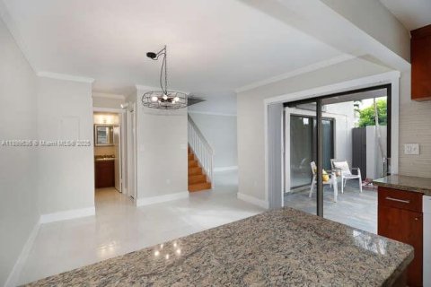 Townhouse in Miami, Florida 2 bedrooms, 98.2 sq.m. № 1952609 - photo 10