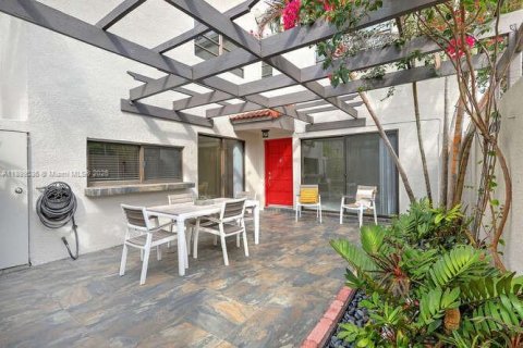 Townhouse in Miami, Florida 2 bedrooms, 98.2 sq.m. № 1952609 - photo 1