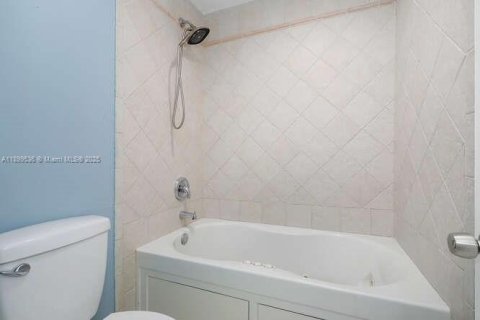 Townhouse in Miami, Florida 2 bedrooms, 98.2 sq.m. № 1952609 - photo 21
