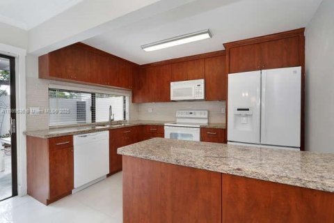 Townhouse in Miami, Florida 2 bedrooms, 98.2 sq.m. № 1952609 - photo 14