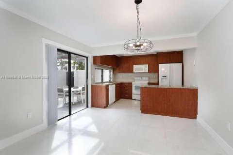 Townhouse in Miami, Florida 2 bedrooms, 98.2 sq.m. № 1952609 - photo 11