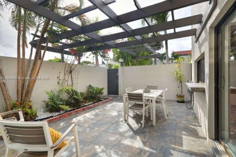 Townhouse in Miami, Florida 2 bedrooms, 98.2 sq.m. № 1952609 - photo 3