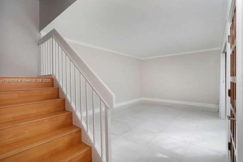 Townhouse in Miami, Florida 2 bedrooms, 98.2 sq.m. № 1952609 - photo 8