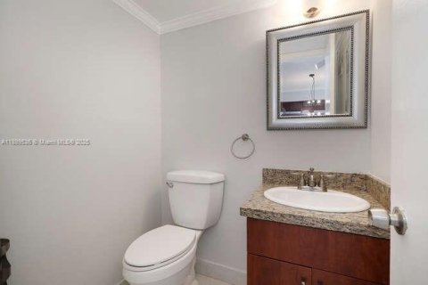 Townhouse in Miami, Florida 2 bedrooms, 98.2 sq.m. № 1952609 - photo 22
