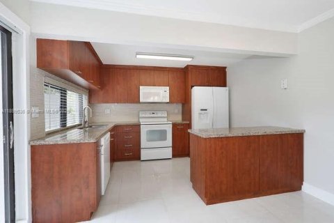 Townhouse in Miami, Florida 2 bedrooms, 98.2 sq.m. № 1952609 - photo 13