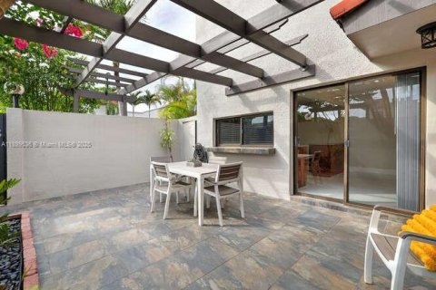Townhouse in Miami, Florida 2 bedrooms, 98.2 sq.m. № 1952609 - photo 2