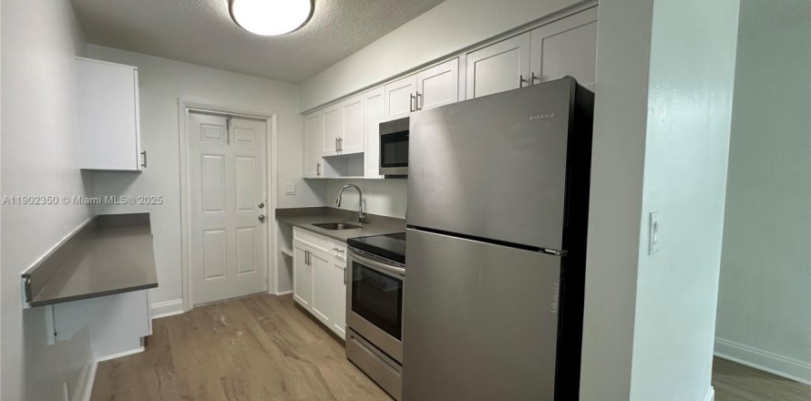 Apartment in Deerfield Beach, Florida 2 bedrooms, 85.93 sq.m. № 1953773