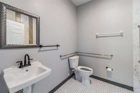 Commercial property in Saint Petersburg, Florida 6 bedrooms, 196.21 sq.m. № 1826787 - photo 9