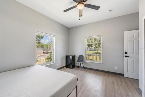 Commercial property in Saint Petersburg, Florida 6 bedrooms, 196.21 sq.m. № 1826787 - photo 5