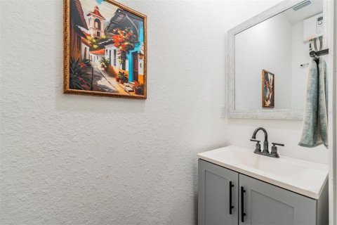 Commercial property in Saint Petersburg, Florida 6 bedrooms, 196.21 sq.m. № 1826787 - photo 11