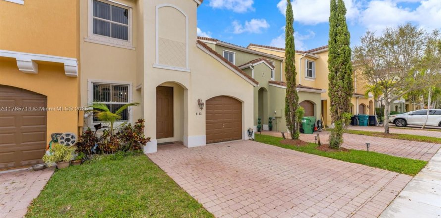 Townhouse in Miami, Florida 3 bedrooms, 161.65 sq.m. № 1701076