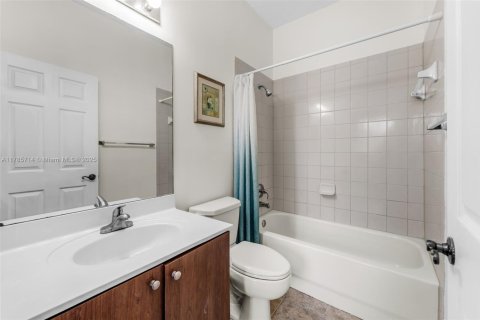 Townhouse in Miami, Florida 3 bedrooms, 161.65 sq.m. № 1701076 - photo 15
