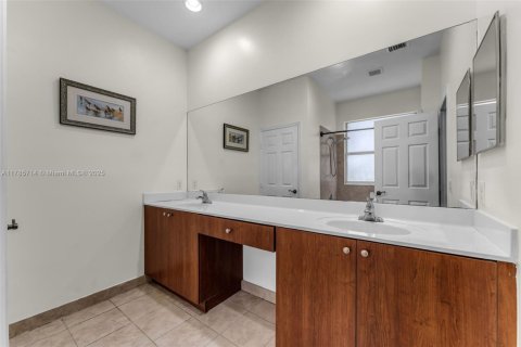 Townhouse in Miami, Florida 3 bedrooms, 161.65 sq.m. № 1701076 - photo 20
