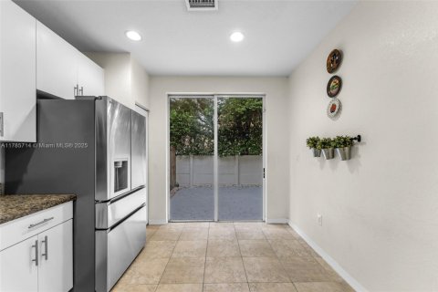 Townhouse in Miami, Florida 3 bedrooms, 161.65 sq.m. № 1701076 - photo 9