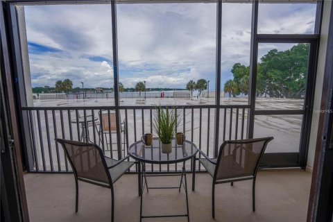 Condo in Saint Petersburg, Florida, 1 bedroom  № 2115909 - photo 24