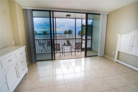 Condo in Saint Petersburg, Florida, 1 bedroom  № 2115909 - photo 13