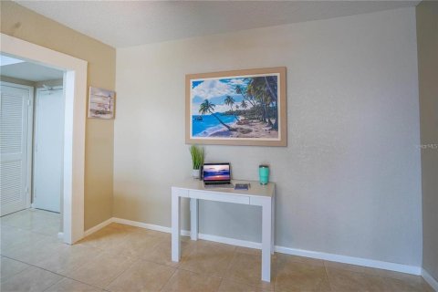 Condo in Saint Petersburg, Florida, 1 bedroom  № 2115909 - photo 30