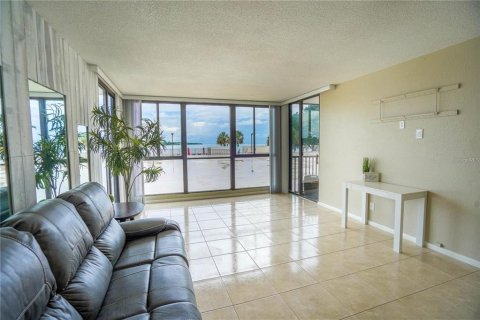 Condo in Saint Petersburg, Florida, 1 bedroom  № 2115909 - photo 9