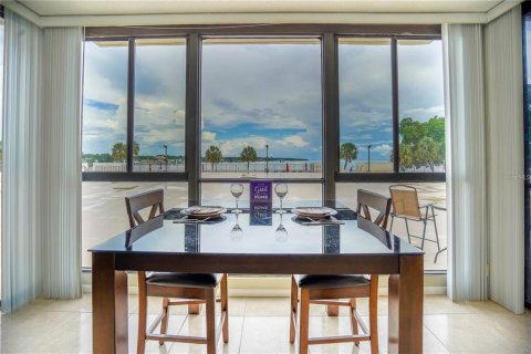 Condo in Saint Petersburg, Florida, 1 bedroom  № 2115909 - photo 7