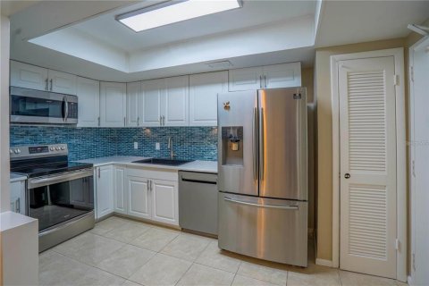 Condo in Saint Petersburg, Florida, 1 bedroom  № 2115909 - photo 25