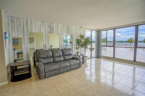 Condo in Saint Petersburg, Florida, 1 bedroom  № 2115909 - photo 19