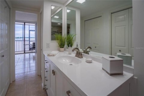 Condo in Saint Petersburg, Florida, 1 bedroom  № 2115909 - photo 15
