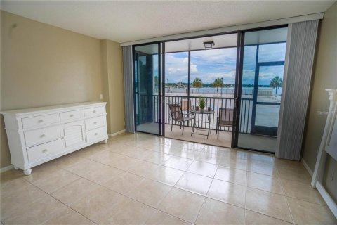 Condo in Saint Petersburg, Florida, 1 bedroom  № 2115909 - photo 22