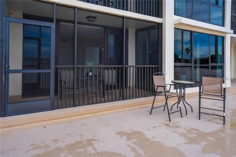 Condo in Saint Petersburg, Florida, 1 bedroom  № 2115909 - photo 27
