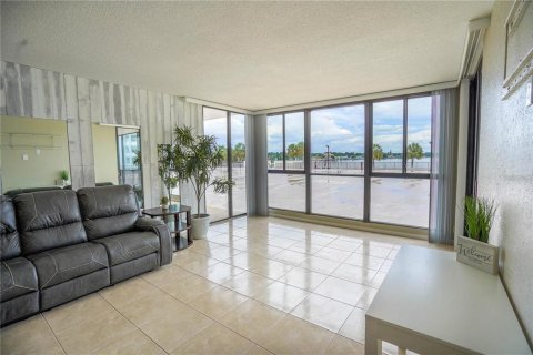 Condo in Saint Petersburg, Florida, 1 bedroom  № 2115909 - photo 18