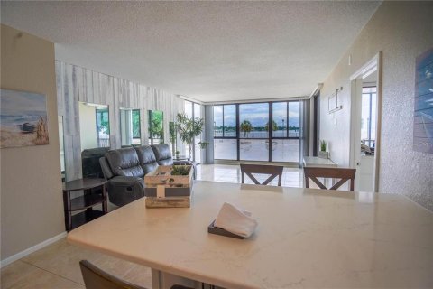 Condo in Saint Petersburg, Florida, 1 bedroom  № 2115909 - photo 20