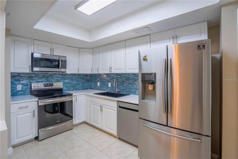 Condo in Saint Petersburg, Florida, 1 bedroom  № 2115909 - photo 3