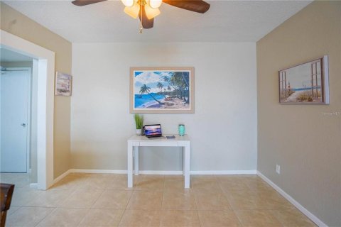Condo in Saint Petersburg, Florida, 1 bedroom  № 2115909 - photo 17