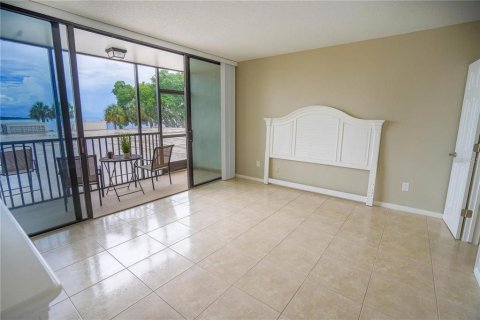 Condo in Saint Petersburg, Florida, 1 bedroom  № 2115909 - photo 23