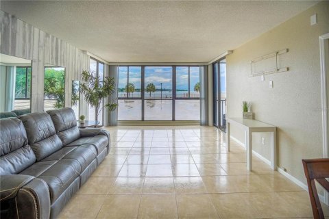 Condo in Saint Petersburg, Florida, 1 bedroom  № 2115909 - photo 8