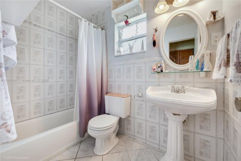 Villa ou maison à vendre à Miami, Floride: 5 chambres, 254.83 m2 № 1955995 - photo 10