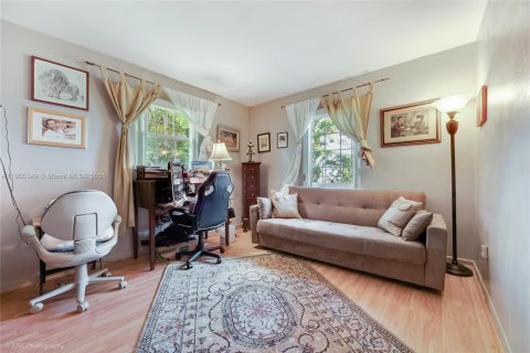 Villa ou maison à vendre à Miami, Floride: 5 chambres, 254.83 m2 № 1955995 - photo 16