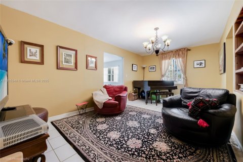 Villa ou maison à vendre à Miami, Floride: 5 chambres, 254.83 m2 № 1955995 - photo 4