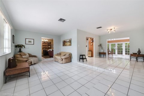 Villa ou maison à vendre à Miami, Floride: 5 chambres, 254.83 m2 № 1955995 - photo 3