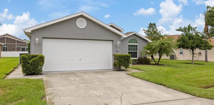 House in New Port Richey, Florida 2 bedrooms, 149.2 sq.m. № 2223166