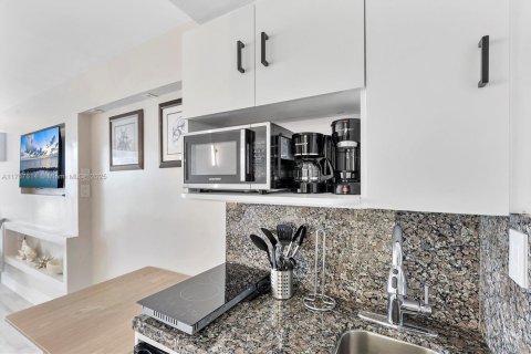 Condo in Sunny Isles Beach, Florida  № 1861286 - photo 9