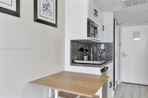 Condo in Sunny Isles Beach, Florida  № 1861286 - photo 6