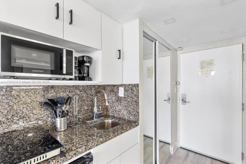 Condo in Sunny Isles Beach, Florida  № 1861286 - photo 7