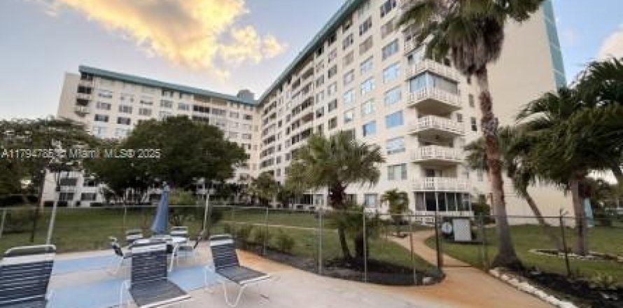 Кондоминиум с 2 спальнями в Холливуд, Флорида № 1981421